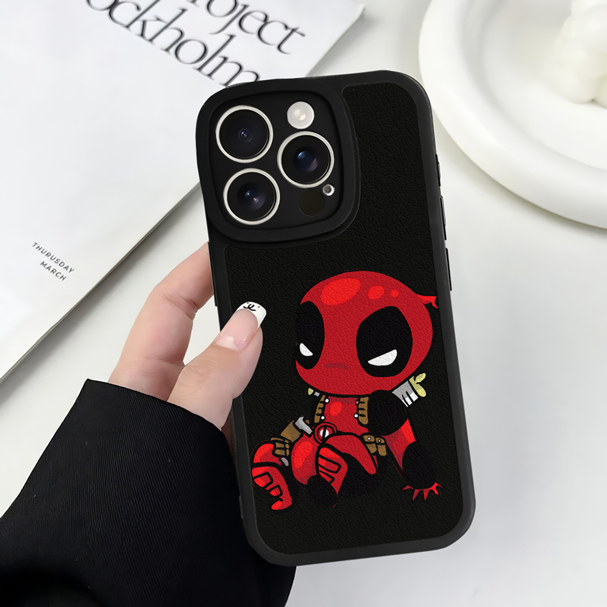（画像用） Deadpool デッドプール 【iPhone 16シリーズ対応】シリコンスマホケース（レザー調） 材質：シリコン